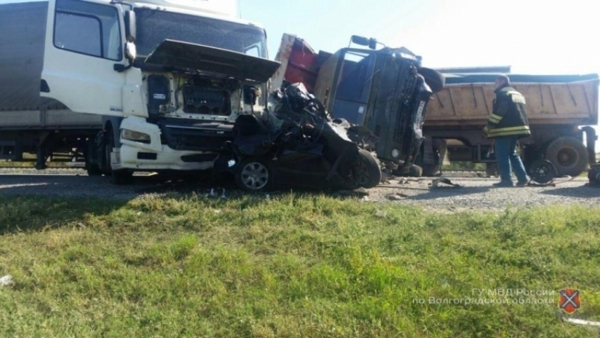 Hyundai Getz протаранил КамАЗ и фуру в Волгоградской области: двое погибли