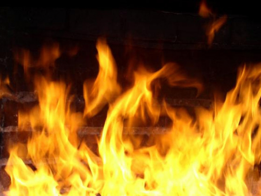 Волжские спасатели эвакуировали 10 человек из горящего ТК «Идея» 