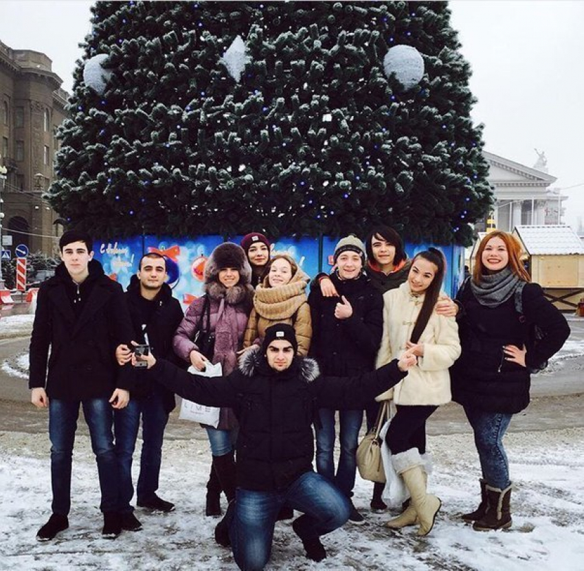 Волгоградцы постят в соцсетях фото с открытия главной елки города 