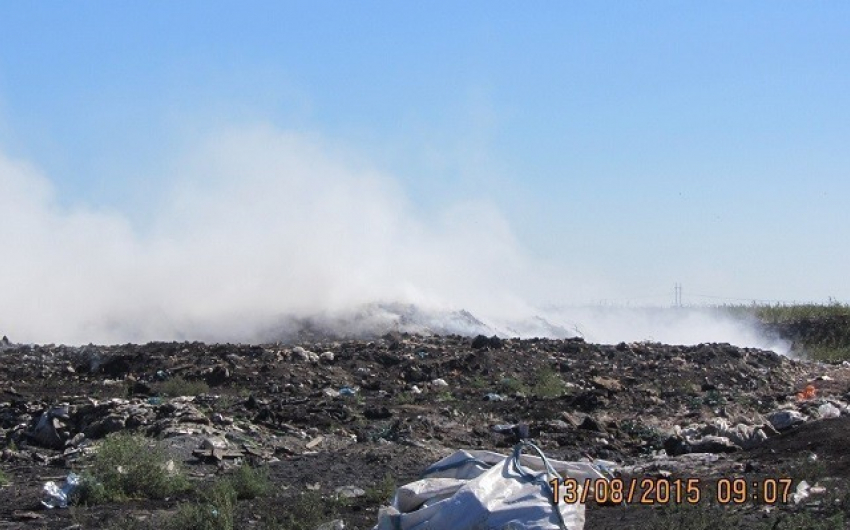 Вблизи Волжского больше 12 часов горит высокотоксичная свалка 