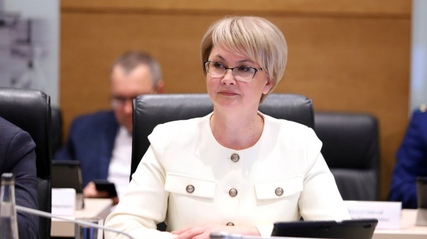 Блондинка заменила скандально ушедшего в отставку из Волгоградской облдумы