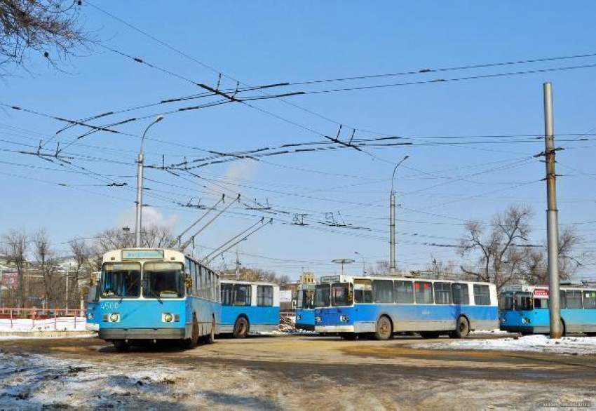 В Волгограде пассажиры эвакуировались из троллейбуса из-за черного пакета в салоне