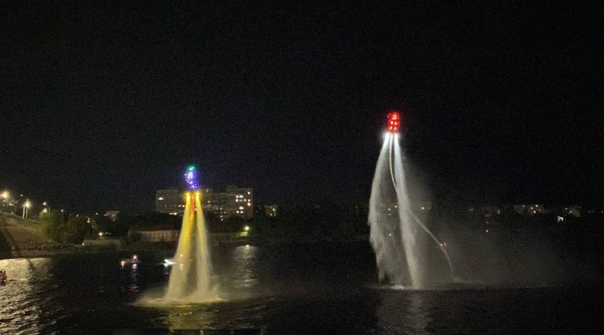 Красиво зажгли над водой и показали 50-килограммовый арбуз на фестивале в Камышине