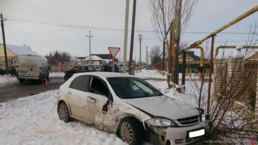 Водитель Chevrolet протаранил «Ниву» и попал в больницу в Волгоградской области