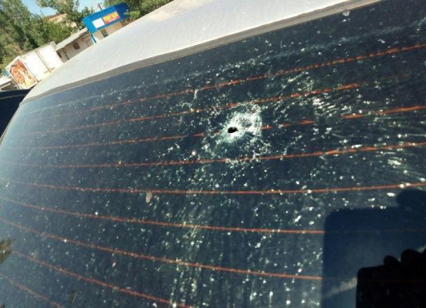 Двум волгоградцам расстреляли автомобили