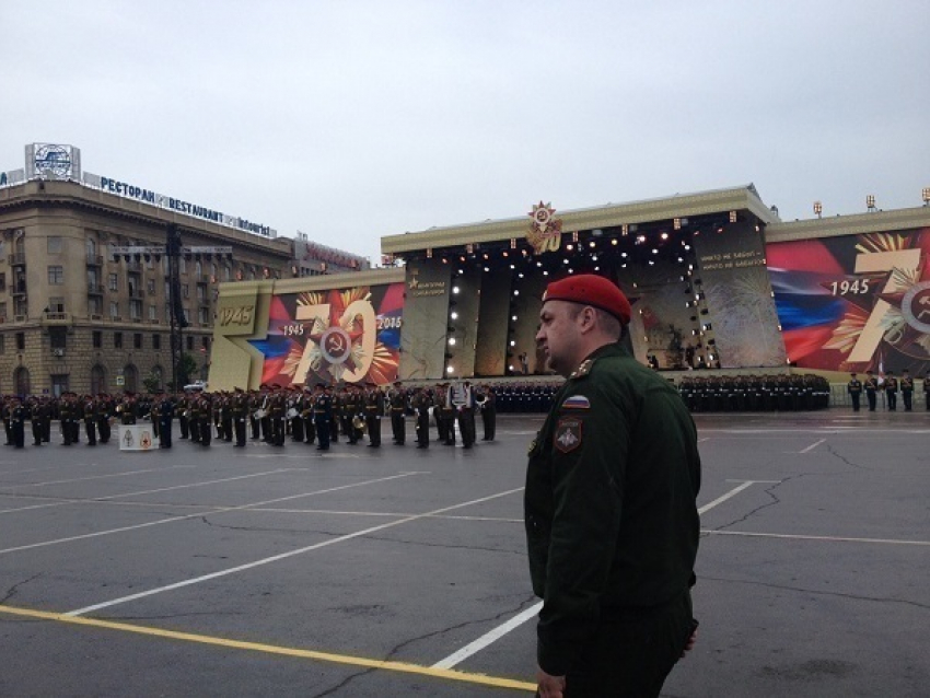 Ливень в Волгограде не помешал тысячам зрителей прийти на Парад Победы