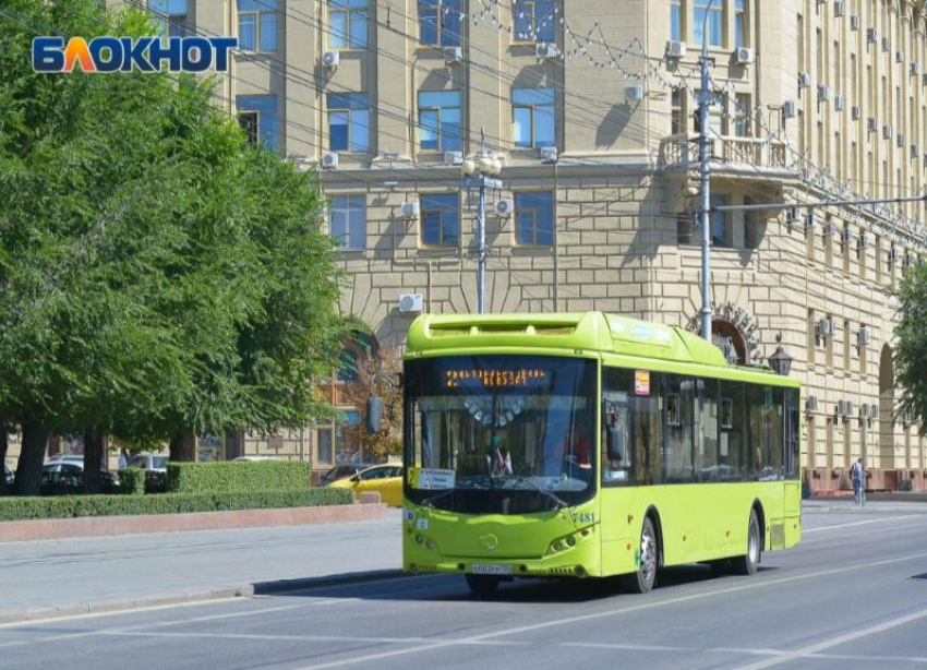 Из-за водителя легковушки в автобусе №77 в Волгограде упала женщина