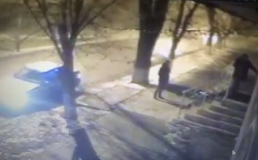 В Волгограде двое злоумышленников украли новогоднее освещение в кафе Pakholkoff