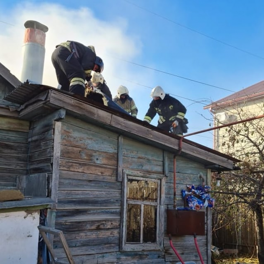 Пожарным позвонили соседи: причины гибели мужа с женой выясняют под Волгоградом