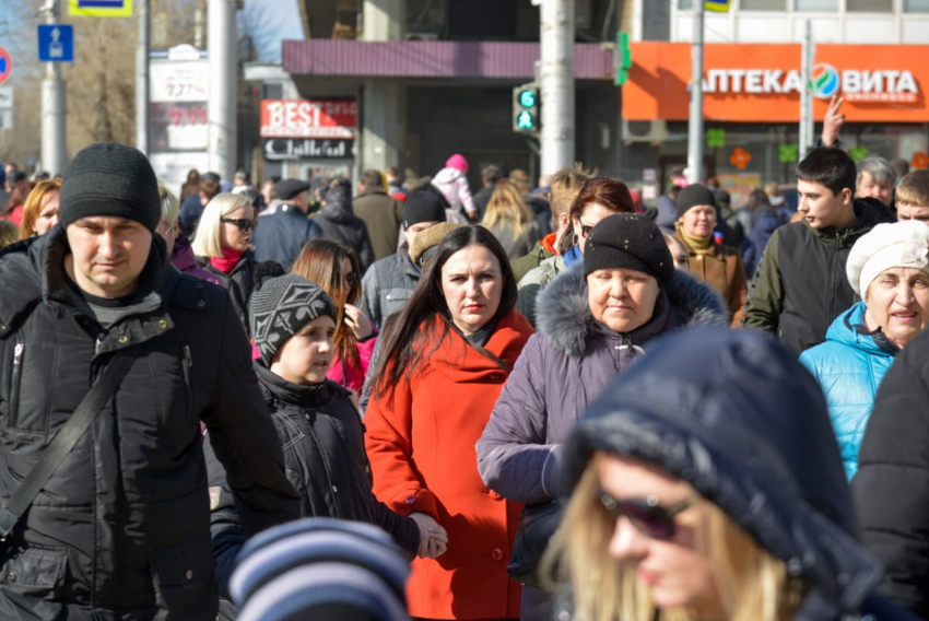 Спешащие на празднование Масленицы горожане заблокировали дороги и улицы Волгограда