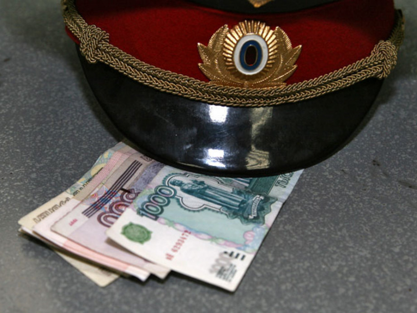 Под Волгоградом полицейского уволили за взятку