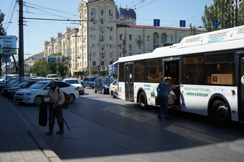 74-летняя женщина выпала из автобуса в Волгограде