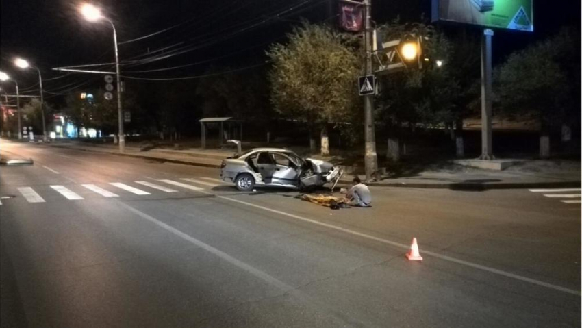 На севере Волгограда Nissan протаранил столб: погибла пассажирка