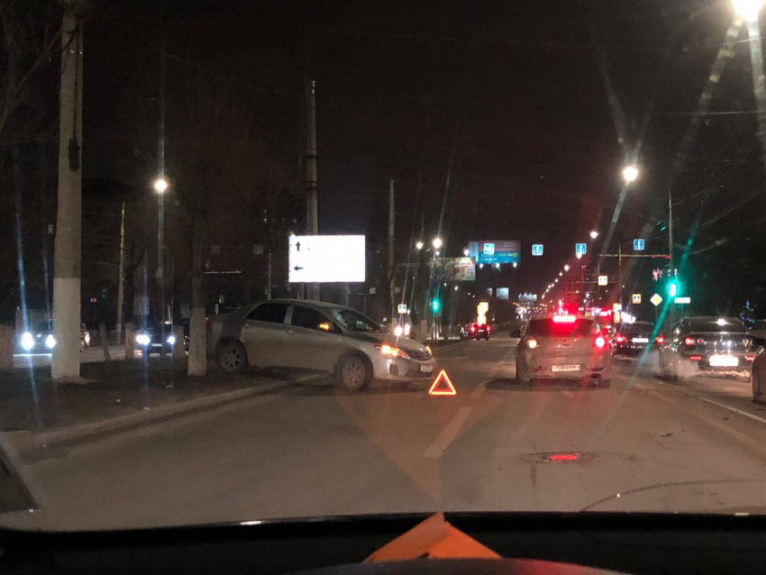 В центре Волгограда такси «догнало» «Hyundai»: собралась пробка