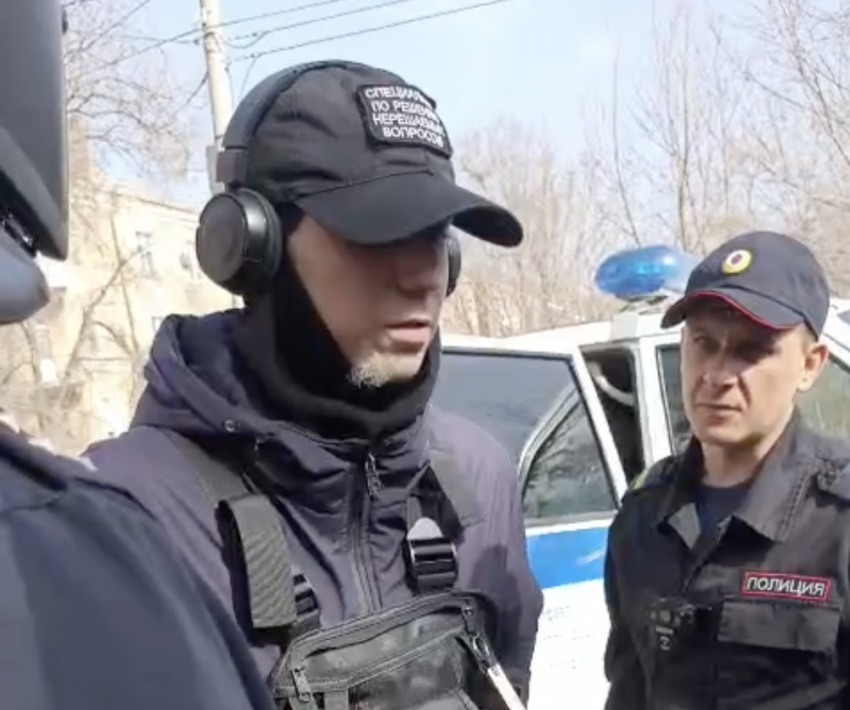 "Это стиль, пистолет — для самообороны": слишком модного парня с разгрузкой с котиком задержали в Волгограде 