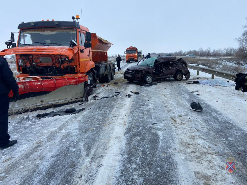 Девушка и подросток погибли в страшной аварии на заснеженной волгоградской трассе