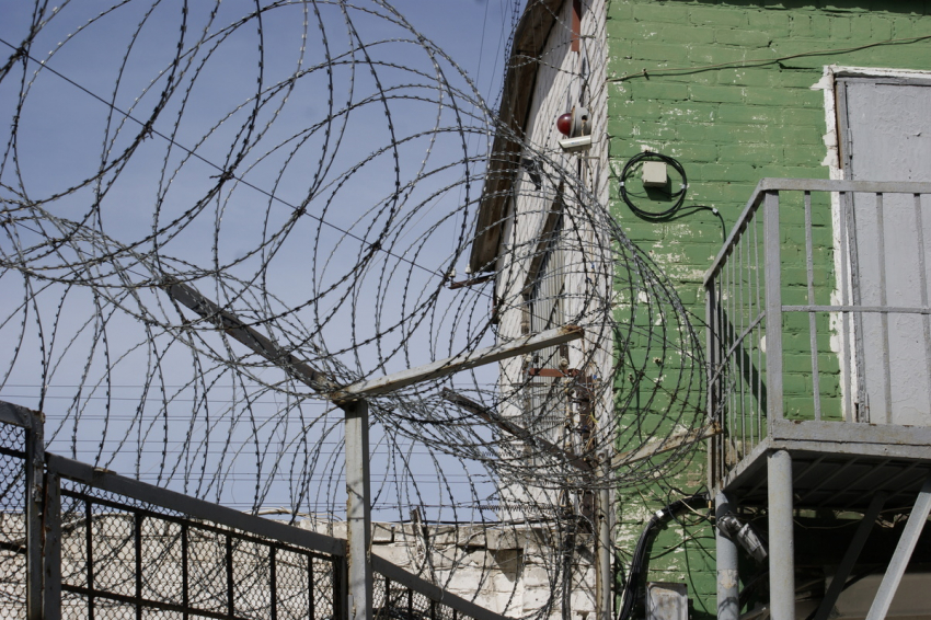 Полицейские и сотрудник СИЗО идут под суд за крупные взятки