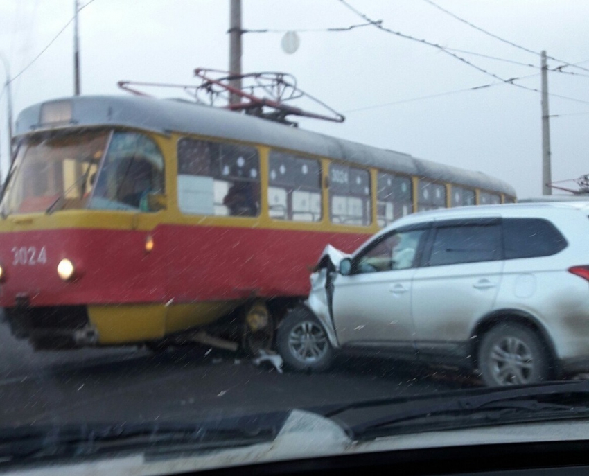 Внедорожник протаранил трамвай на юге Волгограда 