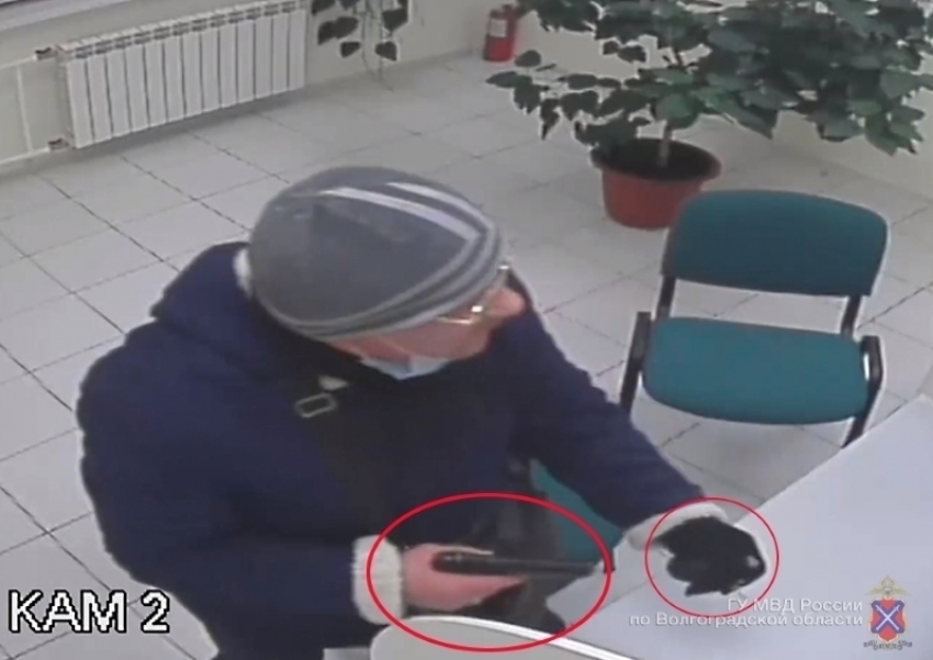 В Волгограде мужчина с гранатой и пистолетом попытался ограбить ломбард
