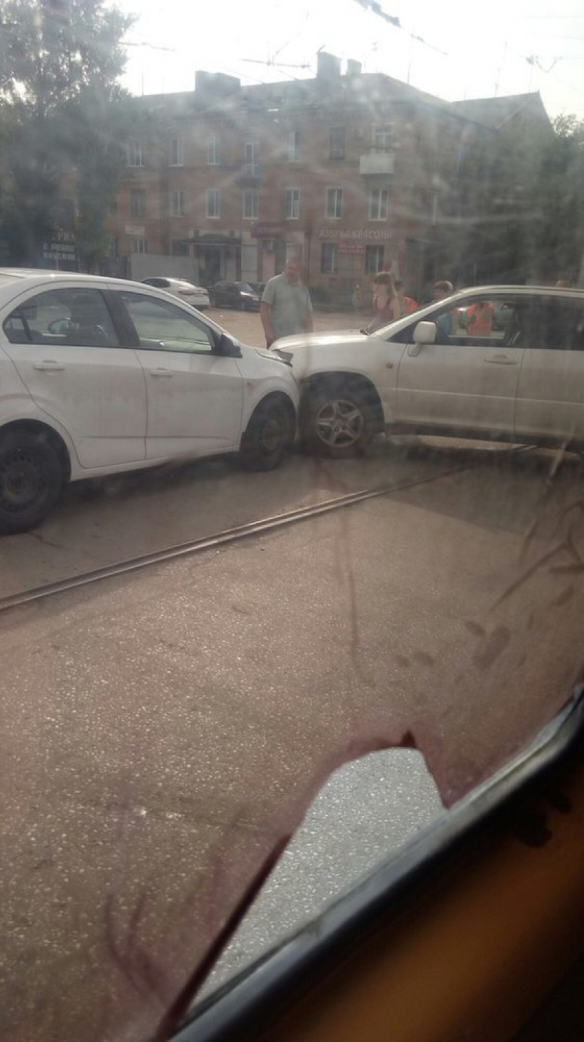 В Волгограде из-за ДТП парализовано движение трамваев