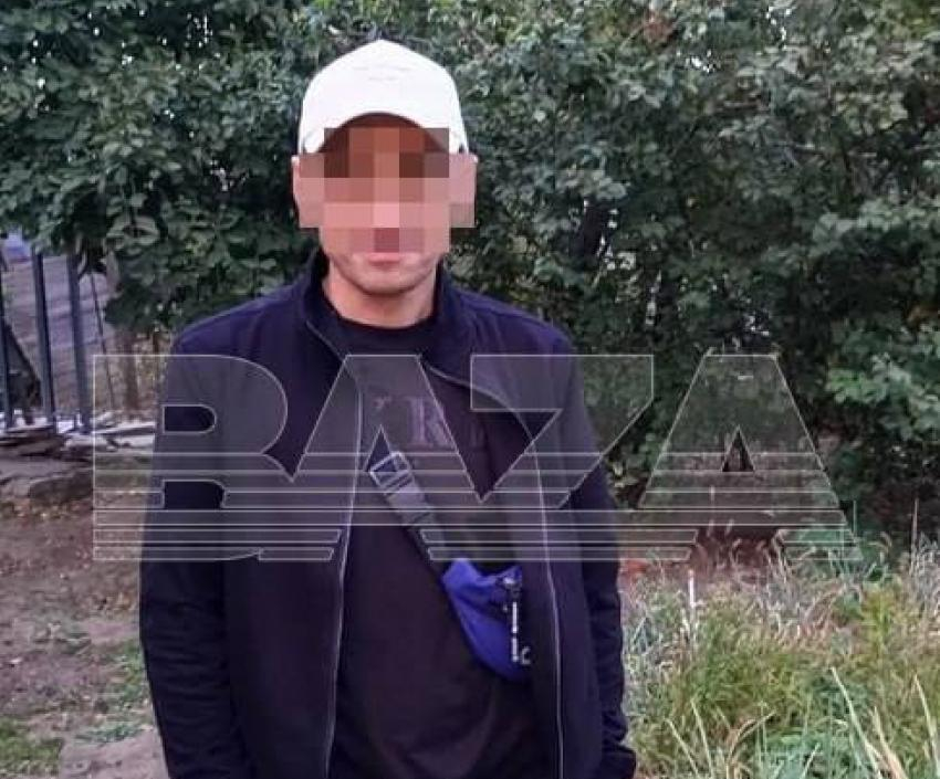Двенадцатилетнюю волгоградку начал душить незнакомец в подъезде
