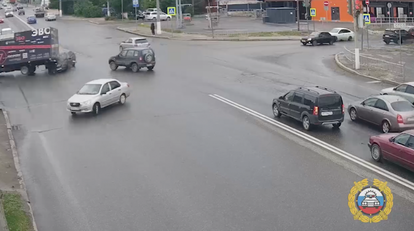 Желавший проскочить ВАЗ разбился и повалил «ГАЗель» в Волгограде: видео