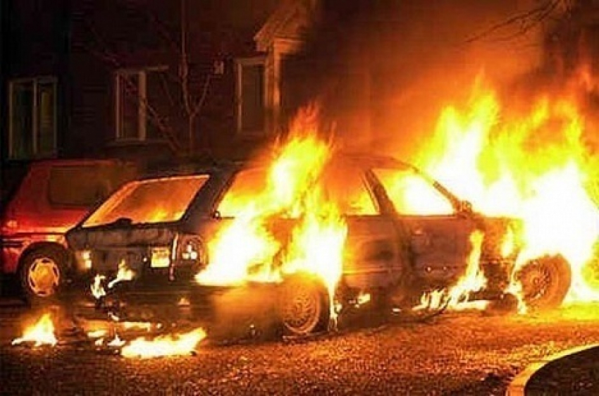 Под Волгоградом неизвестные подожгли Lada Kalina