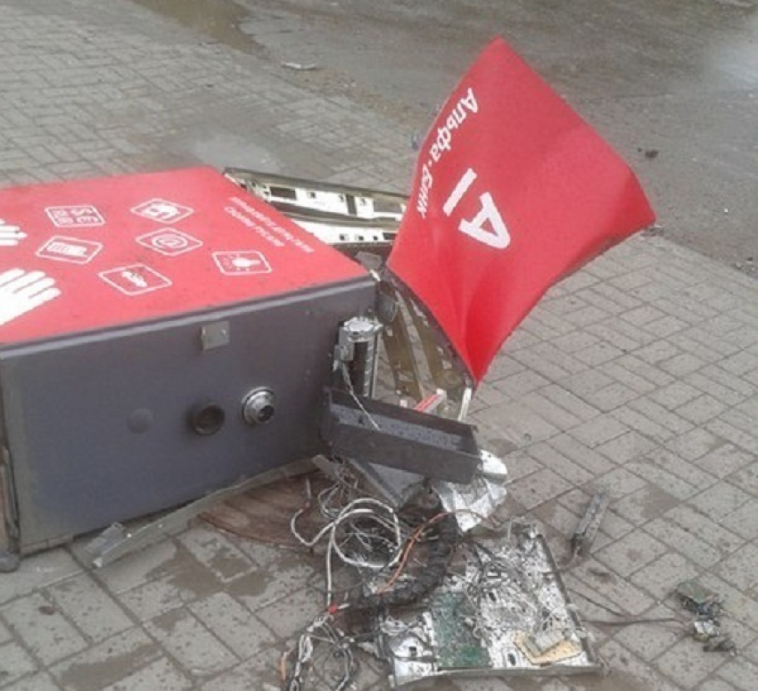 В Волгограде неизвестные вырвали банкомат и пытались его увезти