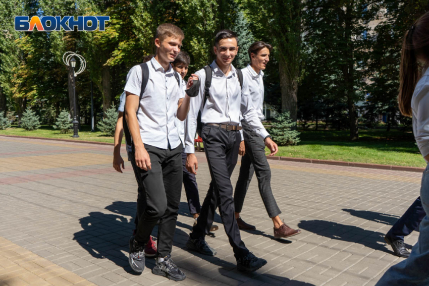 Волгоградские знаменитости показали свои редкие школьные фотографии