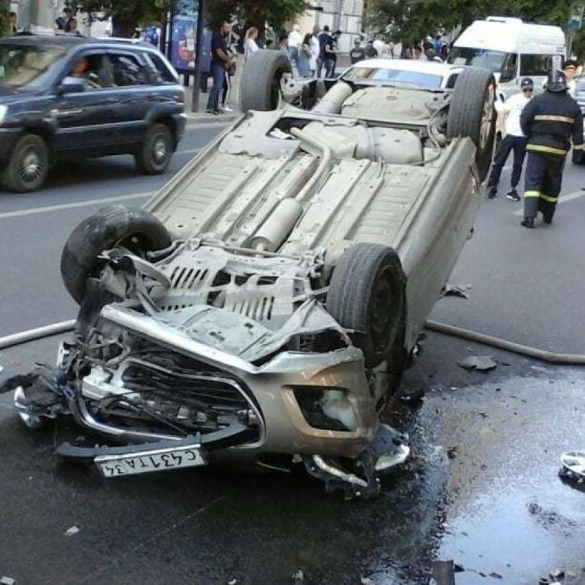 В самом центре Волгограда при аварии опрокинулась иномарка