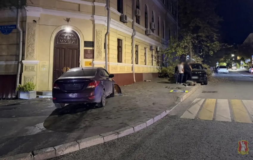 Гнал по центру Волгограда: зумер на Lixiang устроил ДТП с ребёнком