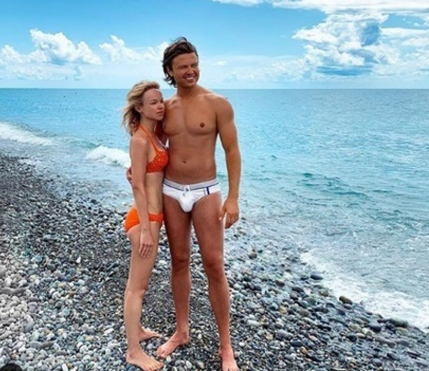 Девочка-веточка и Аполлон: Прохор Шаляпин с возлюбленной сфотографировались на берегу моря