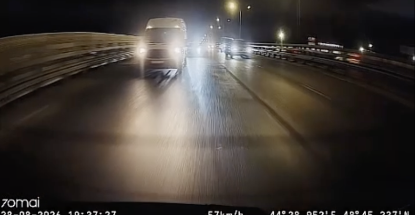 Безумный обгон Toyota попал на видео в Волгограде