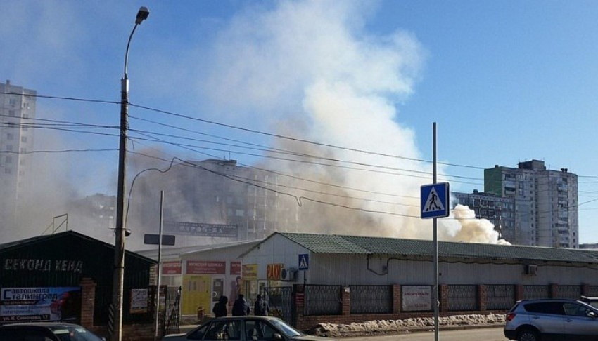 В Волгограде пожар на рынке «Олимпия» ликвидирован