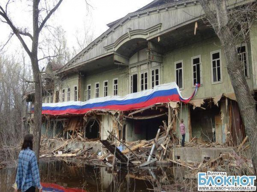 Под Волгоградом вновь сносят дебаркадер