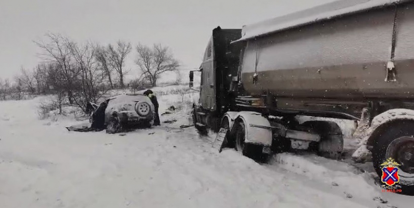 Смертельная авария на снежной трассе под Волгоградом: кроссовер занесло в фуру