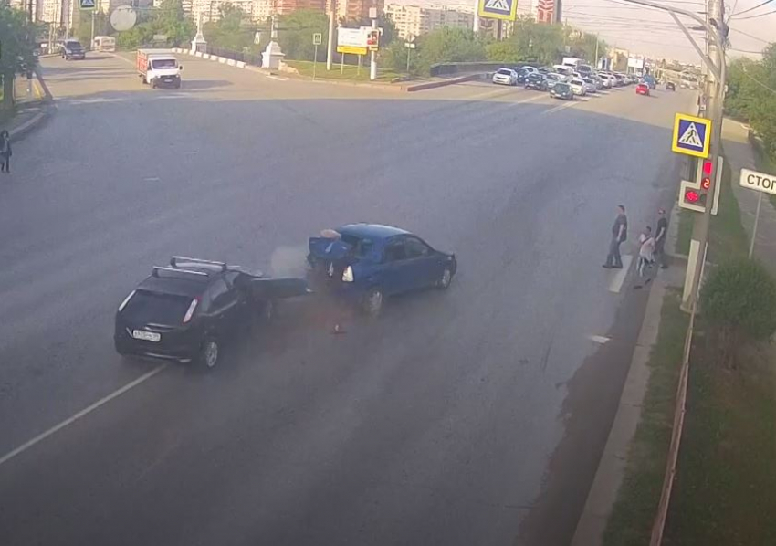 На видео попало ДТП перед туннелем на Тулака в Волгограде