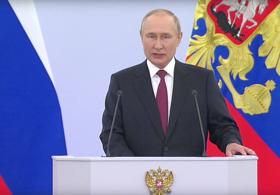 «Врут, как Геббельс»: 10 ярких цитат Путина с исторического обращения в Кремле