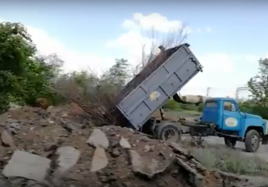 Администрация Дзержинского района приказала рабочим вывозить мусор куда придется
