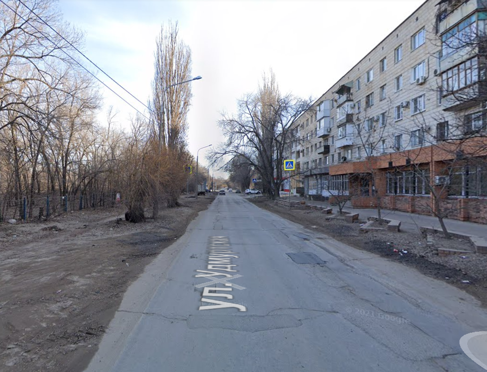 Сбивают взрослых и детей: закрытый на ремонт мост в Волгограде создал аварийную ситуацию