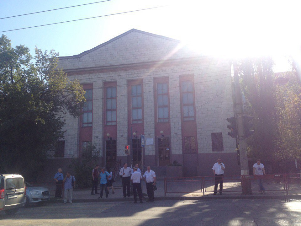 Колледж в Волгограде эвакуировали из-за подозрительной сумки