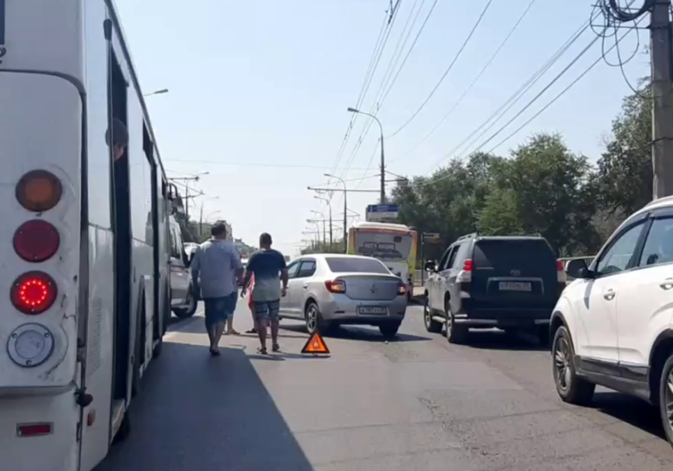 В Волгограде женщину задавили насмерть на пешеходном переходе: видео