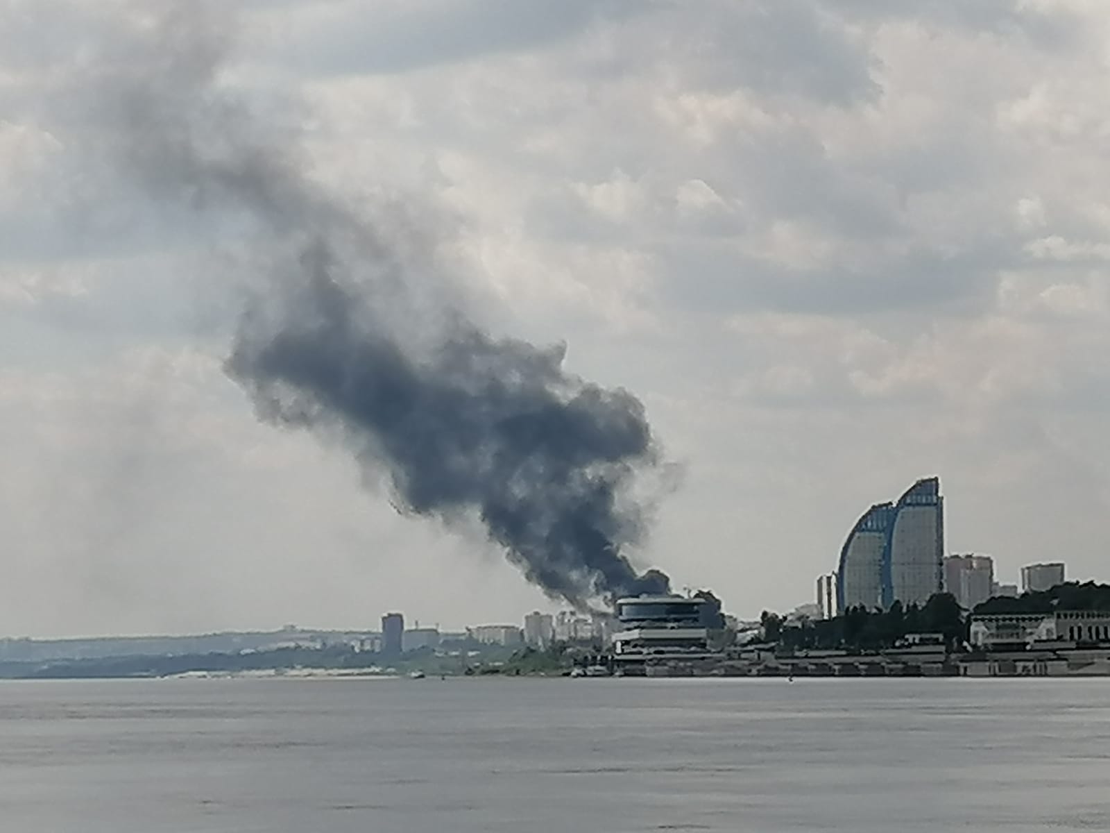 Крупный пожар вспыхнул в деловой части Волгограда