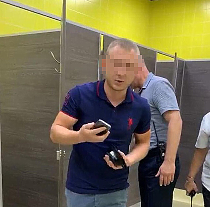 скрытая камера в мужском туалете: видео найдено в Яндексе