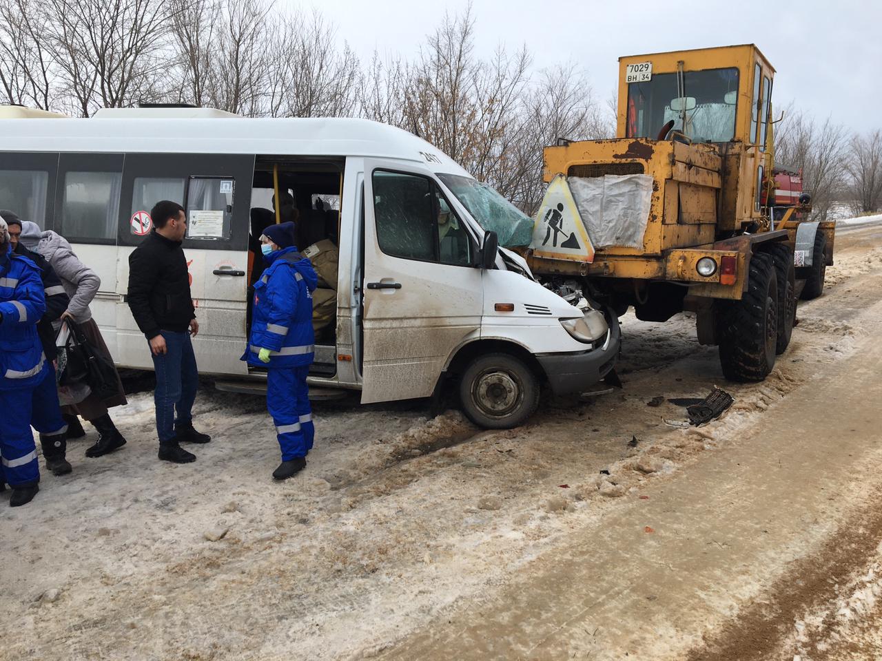 Маршрутка протаранила автогрейдер на трассе в Волгоградской области:  подробности аварии