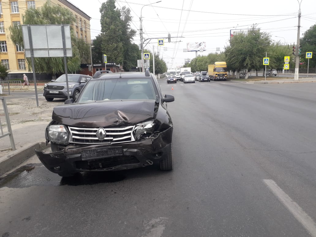 ДТП двух внедорожников 20 августа на перекрестке в Волгограде попало на  видео