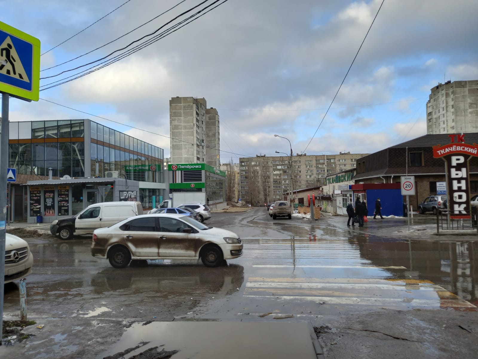 В центре Волгограда пешеходный переход к «Пятёрочке» вывели на проезжую  часть