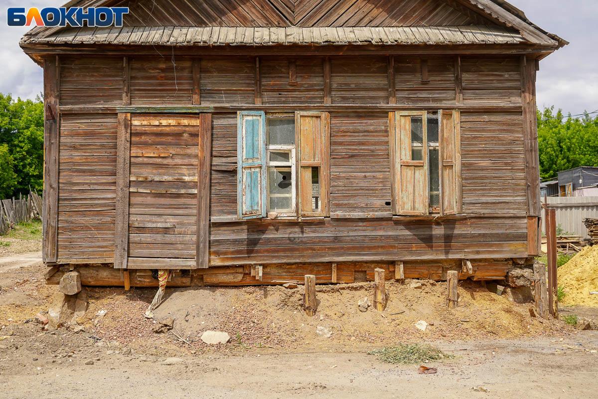 Трахнул бабку в сарае