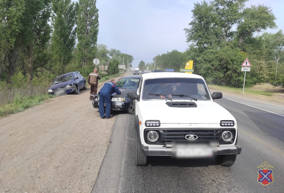 Два Renault и два ВАЗа столкнулись в массовой аварии под Волгоградом