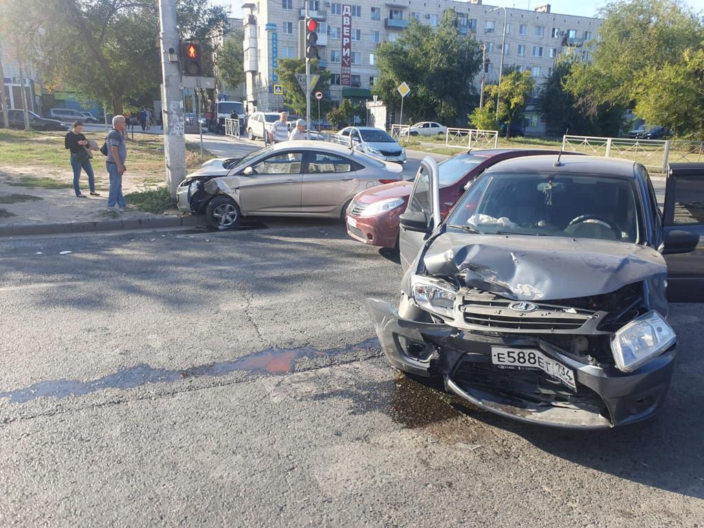 Скорая, много людей и разбитые машины: LADA влетела в Hyundai на юге  Волгограда